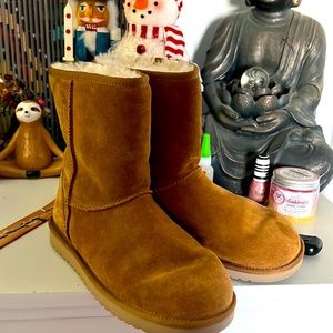 Off brand Uggs- tan never worn